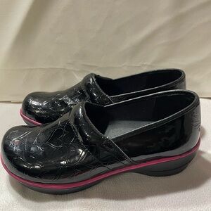 Smitten "Heartthrob" Women's Lightweight Leather Nursing AntiSlip Clogs